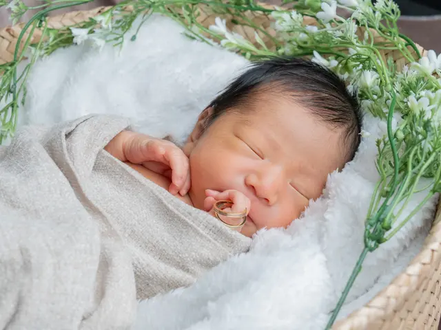 専門知識を兼ね備えたプロフォトグラファーによるニューボーンフォト撮影サービスの画像
