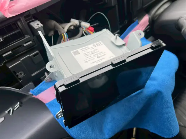 国産車ナビ取付｜プロの養生と美配線で純正以上の仕上がり！走行中視聴も相談OKサービスの画像