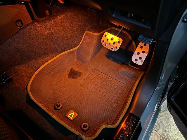 足元照らすフットランプ取付対応します！サービスの画像