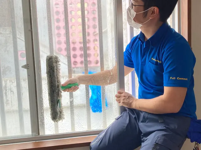 窓やガラス部分の清掃。掃き出し窓や小窓、曇っているとなんか気分が晴れませんよね？サービスの画像