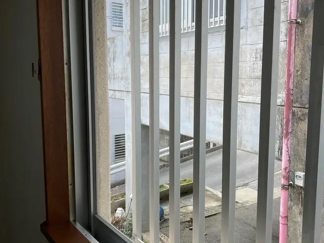 窓やガラス部分の清掃。掃き出し窓や小窓、曇っているとなんか気分が晴れませんよね？サービスの画像