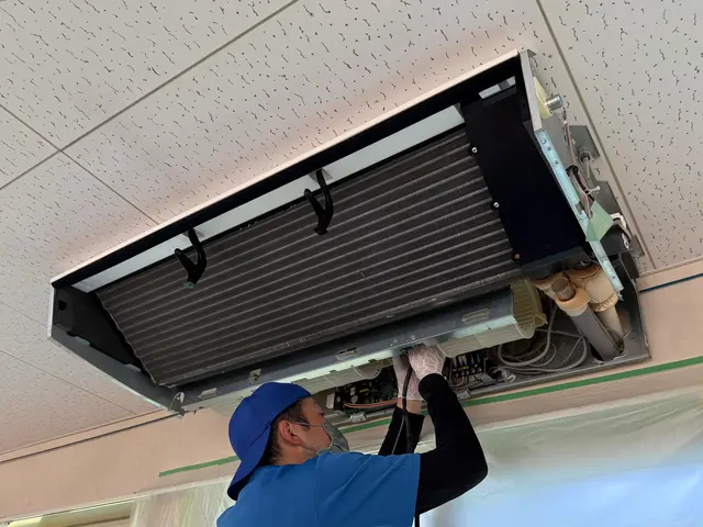 【天吊、天井埋込エアコン】業務用エアコン笑顔でクリーニングします！サービスの画像