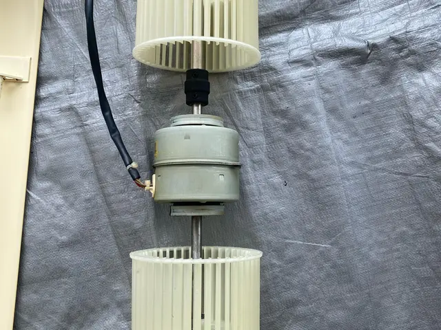 【天吊、天井埋込エアコン】業務用エアコン笑顔でクリーニングします！サービスの画像