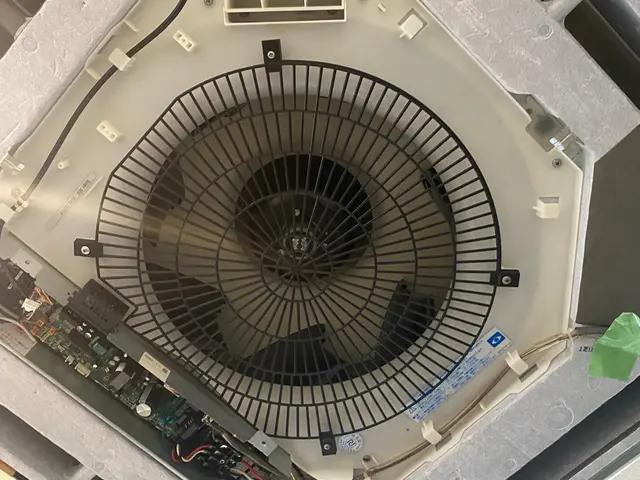 【天吊、天井埋込エアコン】業務用エアコン笑顔でクリーニングします！サービスの画像