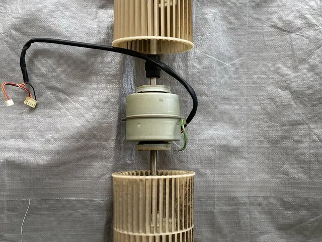 【天吊、天井埋込エアコン】業務用エアコン笑顔でクリーニングします！サービスの画像