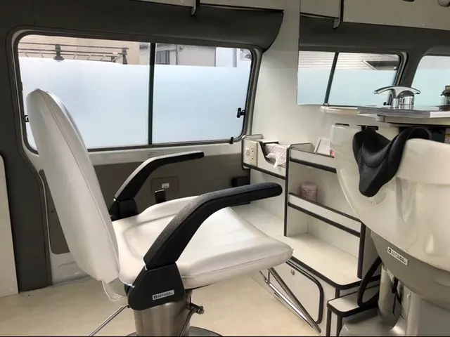 経験20年以上のプロが専用車でご訪問！お家を汚さず安心カットサービスの画像