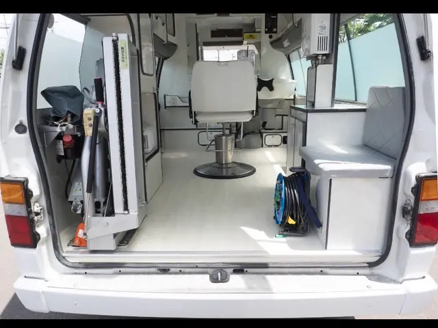 経験20年以上のプロが専用車でご訪問！お家を汚さず安心カットサービスの画像