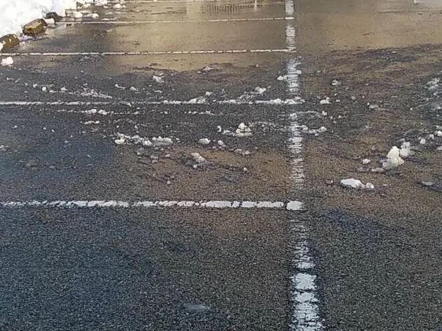 （土日祝日限定）ご指定の場所の雪かき・雪おろし/作業員１名サービスの画像