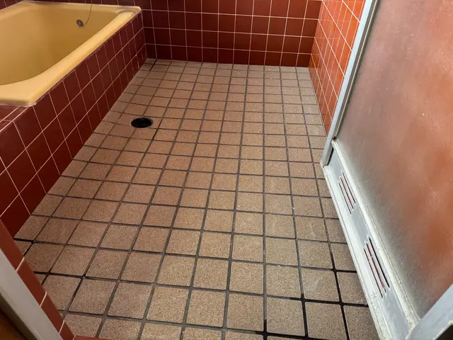 【水回りリフォーム】滑りにくく快適な浴室床シート施工｜岡山県全域対応サービスの画像