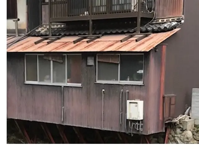 ◉女性スタッフ同行 バルコニーの屋根設置 撤去や波板施工サービスの画像