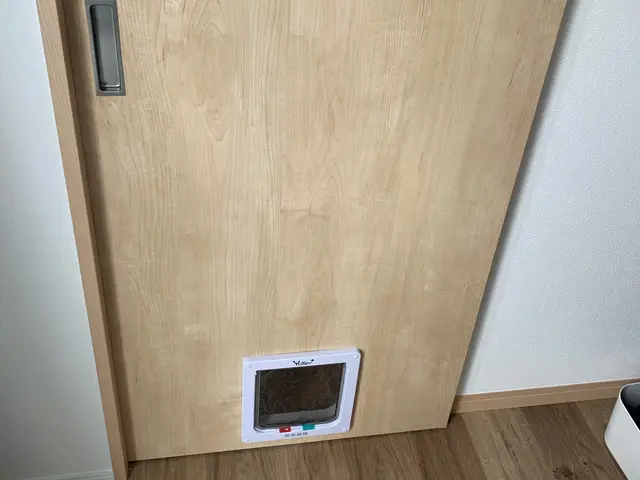 ペットドアお取り付け致します。壁用ペットドアもご相談ください。サービスの画像