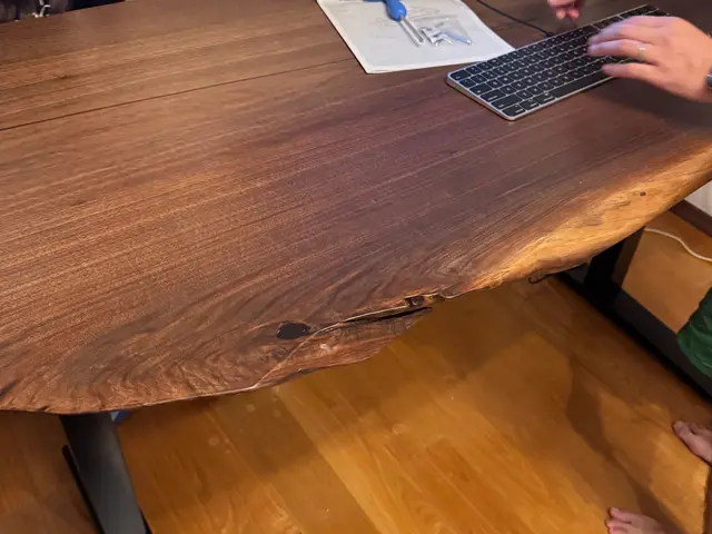 昇降デスクの組立はプロにお任せください。別製天板、鬼目ナット加工、配線処理対応サービスの画像