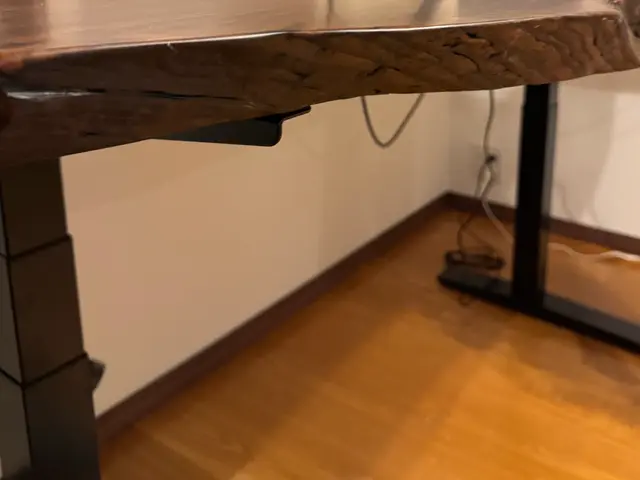 昇降デスクの組立はプロにお任せください。別製天板、鬼目ナット加工、配線処理対応サービスの画像