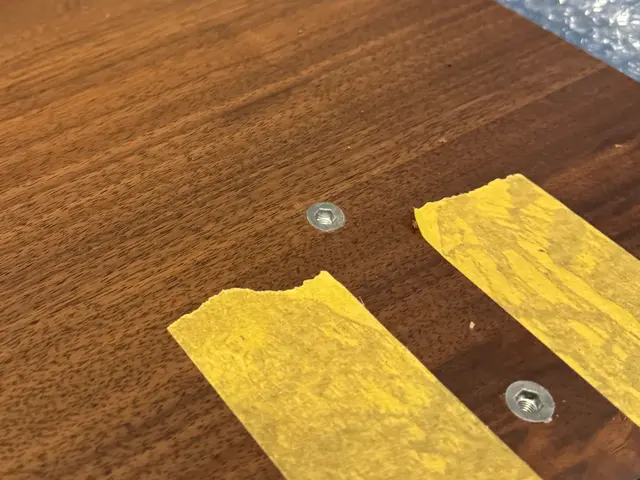 昇降デスクの組立はプロにお任せください。別製天板、鬼目ナット加工、配線処理対応サービスの画像