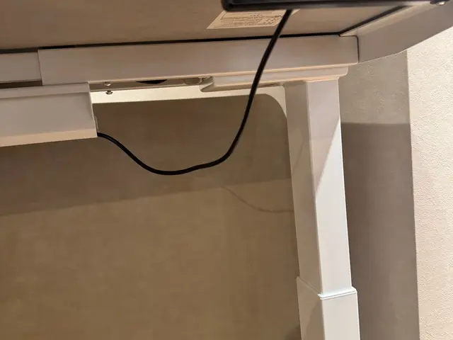 昇降デスクの組立はプロにお任せください。別製天板、鬼目ナット加工、配線処理対応サービスの画像