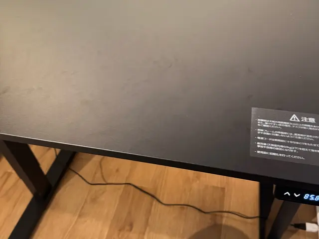 昇降デスクの組立はプロにお任せください。別製天板、鬼目ナット加工、配線処理対応サービスの画像