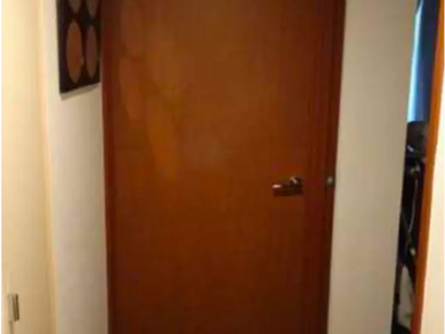 ★火災保険適用？★扉の穴を補修しシート一面貼りリペア★実質負担0円かも？★サービスの画像