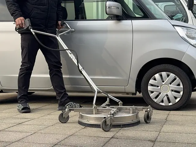 『ふじやま』を使った駐車場・インターロッキングの高圧洗浄　汚水回収システム！サービスの画像