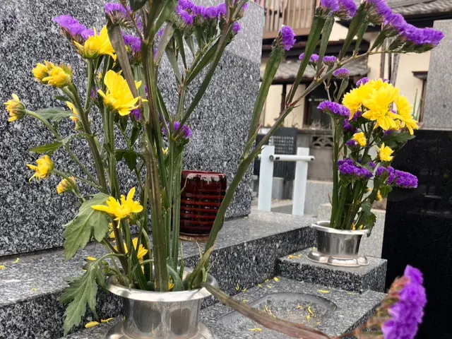 お墓参り代行、お任せください！草刈りから拭き掃除まで心を込めてお参り致します。サービスの画像