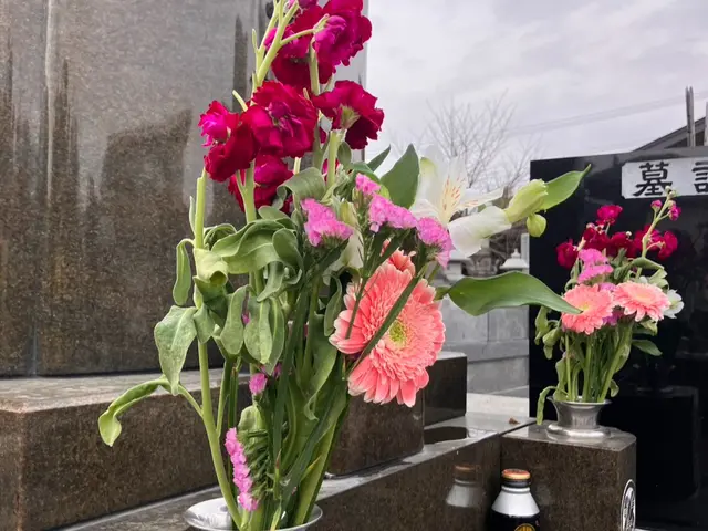 お墓参り代行、お任せください！草刈りから拭き掃除まで心を込めてお参り致します。サービスの画像