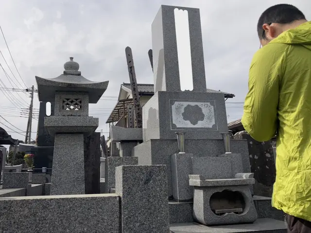 お墓参り代行、お任せください！草刈りから拭き掃除まで心を込めてお参り致します。サービスの画像