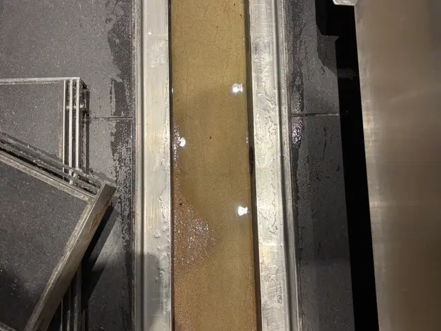 大手仕込みの確かな技術！作業前後の写真報告付き、養生を徹底した排水管洗浄サービスの画像