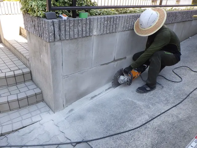 コンクリートのひび割れ補修お任せ！サービスの画像