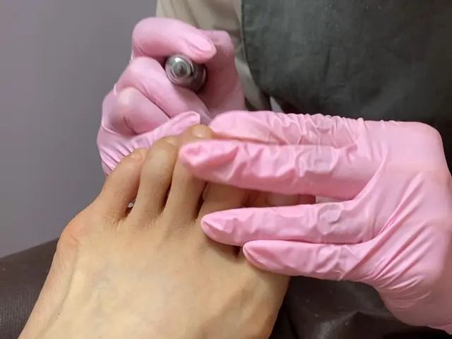 損害保険完備で安心！アートに自信あり、足元ケアまで叶える美の出張サービス