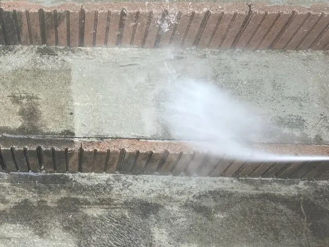 土間の汚れ落としおまかせ下さい！ガソリン式の高圧洗浄機で綺麗に落とします！サービスの画像