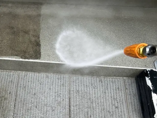 土間の汚れ落としおまかせ下さい！ガソリン式の高圧洗浄機で綺麗に落とします！サービスの画像