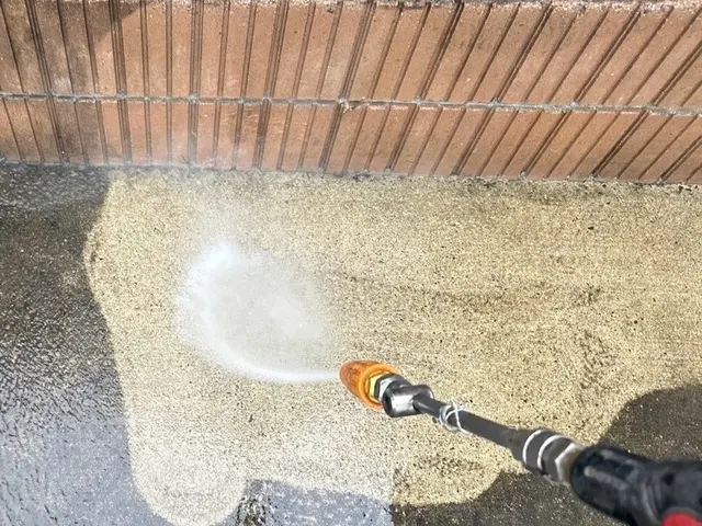 土間の汚れ落としおまかせ下さい！ガソリン式の高圧洗浄機で綺麗に落とします！サービスの画像