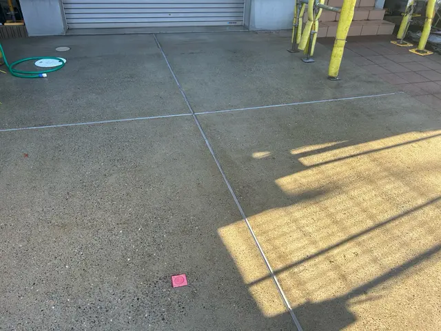 土間の汚れ落としおまかせ下さい！ガソリン式の高圧洗浄機で綺麗に落とします！サービスの画像