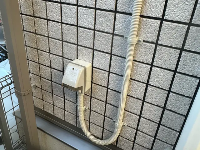 屋外防水コンセントの新設となります。サービスの画像