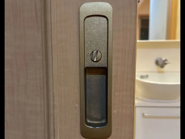 蝶番交換、調整、金物交換などお問い合わせ下さい。※穴補修は交換対応になります。サービスの画像