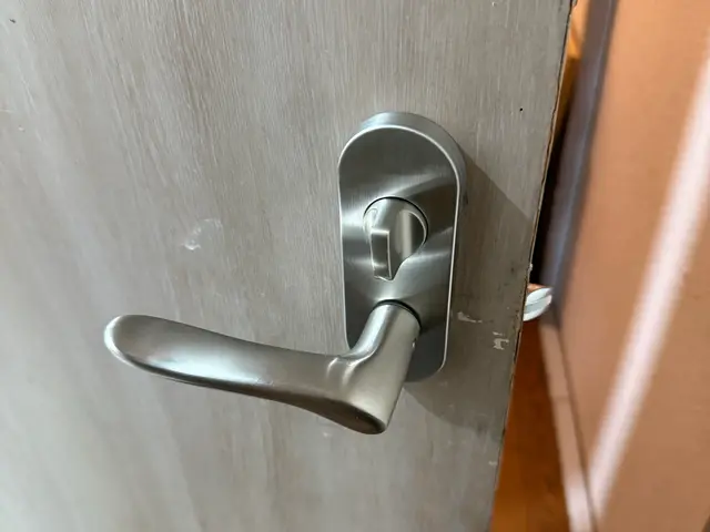 蝶番交換、調整、金物交換などお問い合わせ下さい。※穴補修は交換対応になります。サービスの画像