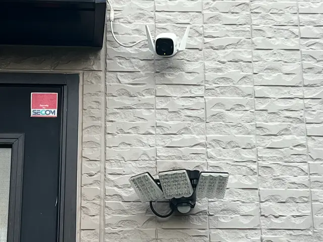 防犯カメラ、防犯ライトの設置サービスの画像