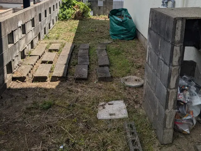 丁寧に草むしり（手作業）致します。格安/迅速/夜間/早朝/休日対応/お気軽にサービスの画像