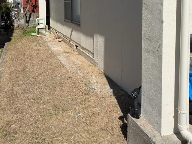 丁寧に草むしり（手作業）致します。格安/迅速/夜間/早朝/休日対応/お気軽にサービスの画像