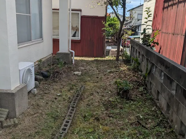 丁寧に草むしり（手作業）致します。格安/迅速/夜間/早朝/休日対応/お気軽にサービスの画像