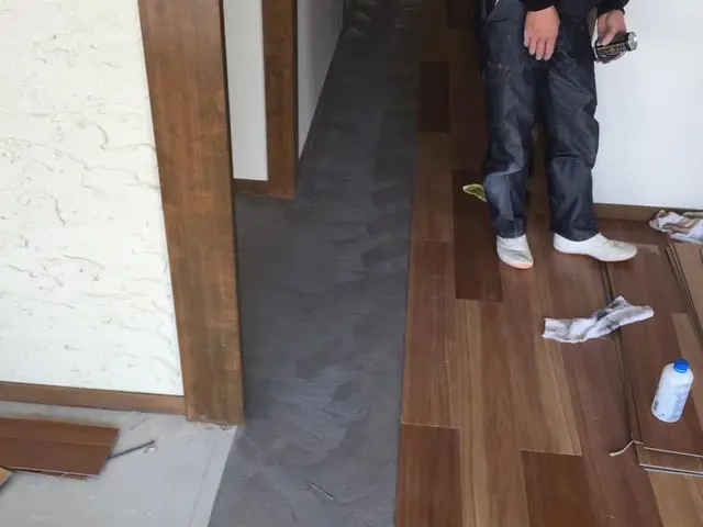 滋賀限定！職人歴20年以上　床シート床タイル貼り　女性スタッフの同行も可能です！サービスの画像