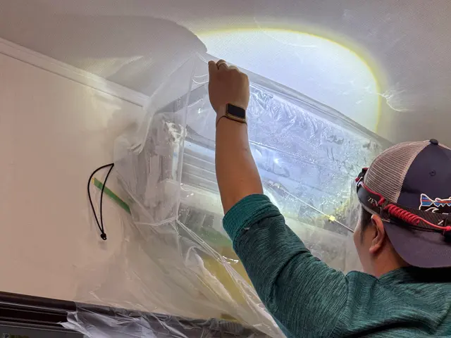 ルームエアコン修理店によるエアコンクリーニングサービスの画像