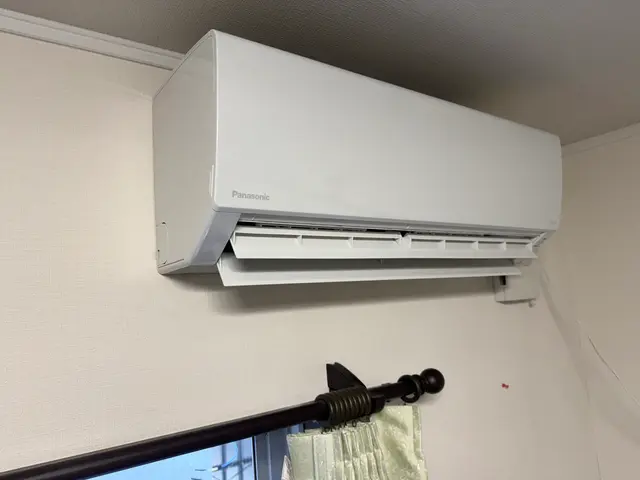 ルームエアコン修理店によるエアコンクリーニングサービスの画像