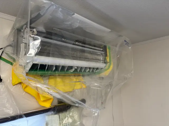 ルームエアコン修理店によるエアコンクリーニングサービスの画像