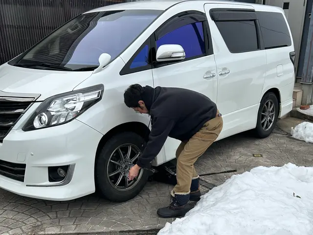 お客様のご自宅前で、スタッドレスタイヤの脱着作業を行います。夜間は＋¥1,000サービスの画像