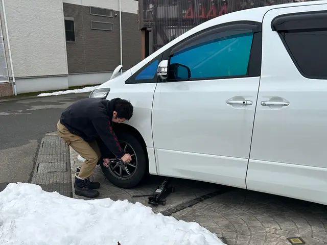 お客様のご自宅前で、スタッドレスタイヤの脱着作業を行います。夜間は＋¥1,000サービスの画像