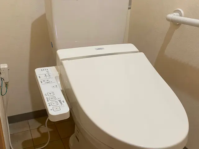 大阪府高槻市発【業歴25年の経験と実績】既設便座→購入温水洗浄便座の取り替え工事サービスの画像