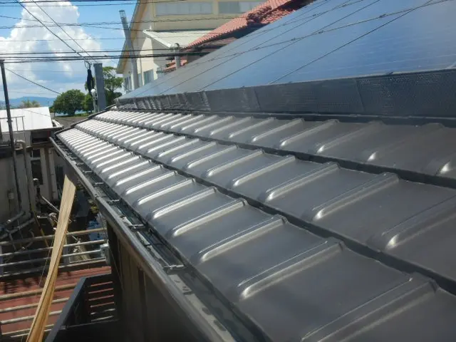 マンション等、防鳥ネット設置工事、戸建での太陽光パネル鳩対策工事サービスの画像