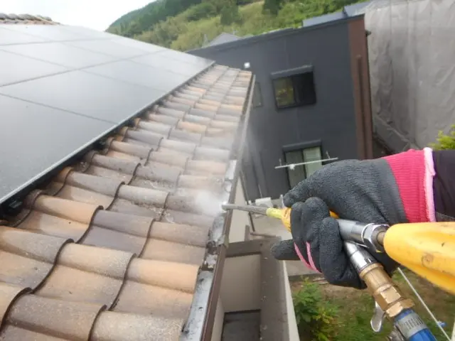 マンション等、防鳥ネット設置工事、戸建での太陽光パネル鳩対策工事サービスの画像