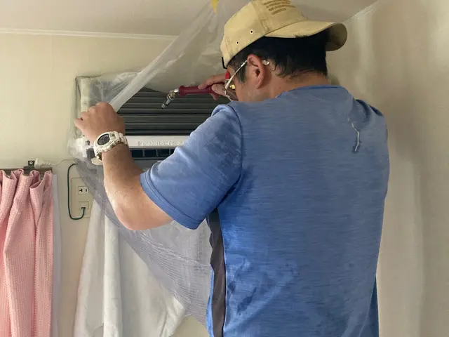 一般家庭の壁掛けタイプのエアコンクリーニングサービスの画像