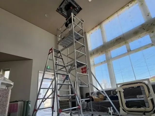 吹き抜けなどの高所作業OK!アフターフォロー付き！写真や動画OK!インボイス対応サービスの画像